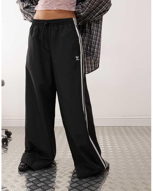 Pantalones De Chándal Negros De Pernera Ancha Adicolor De Adidas Originals de color White