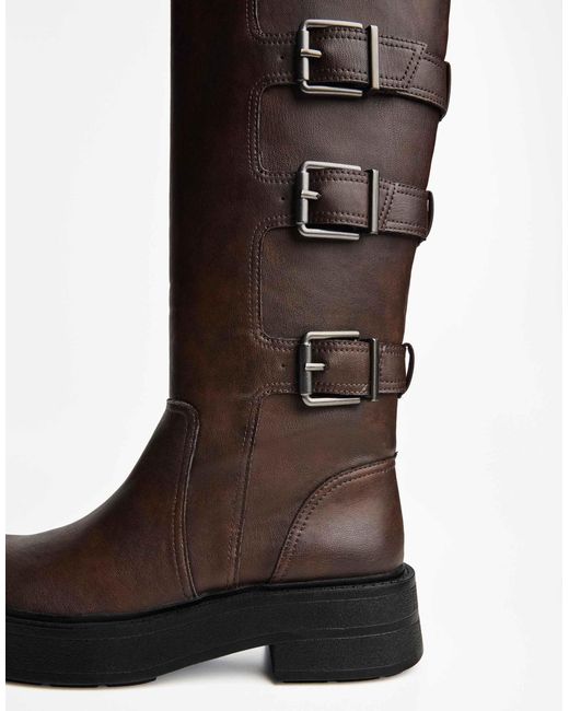 Bottes plates avec boucles Bershka en coloris Brown