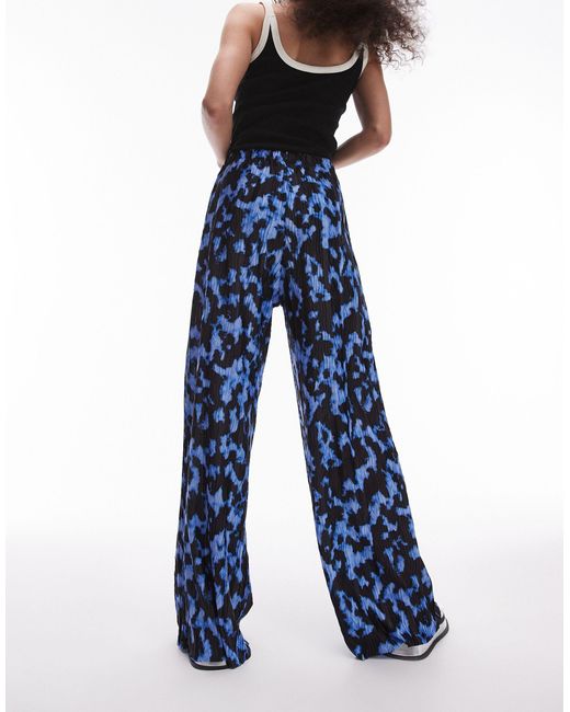 Pantaloni con fondo ampio cobalto sfumato plissé stropicciato di TOPSHOP in Blue