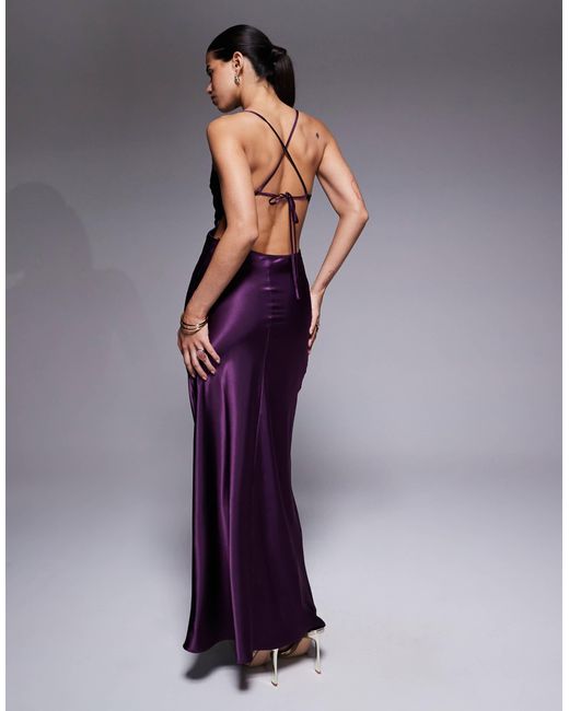 Robe longue en satin avec fente goutte d'eau et dos ouvert avec liens à nouer Aria Cove en coloris Purple