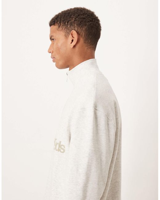 Sweat décontracté avec col zippé et imprimé ton sur ton effet bombé - chiné ASOS pour homme en coloris White