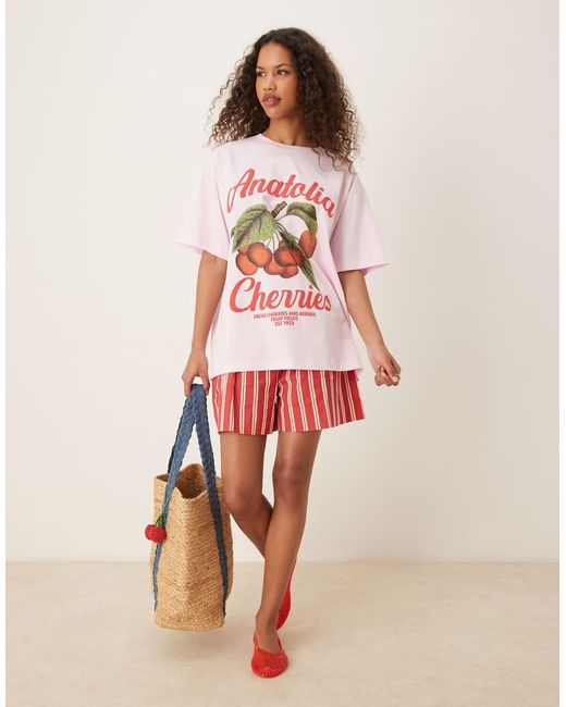 T-Shirt Oversize Con Grafica "Anatolia Cherries" di ASOS in Pink