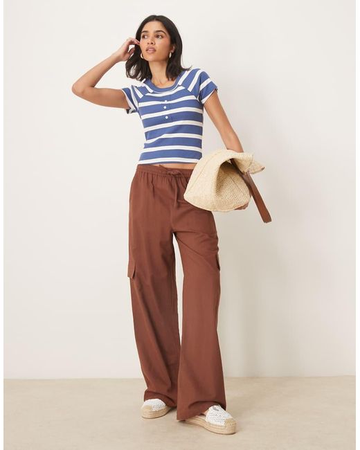 Camiseta A Con Cuello Ancho Y Botones En La Parte Delantera De ASOS de color Blue