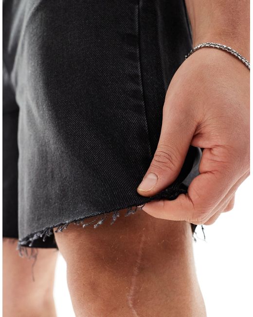 Short large en jean à ourlets effilochés - moyen délavé ASOS pour homme en coloris Black