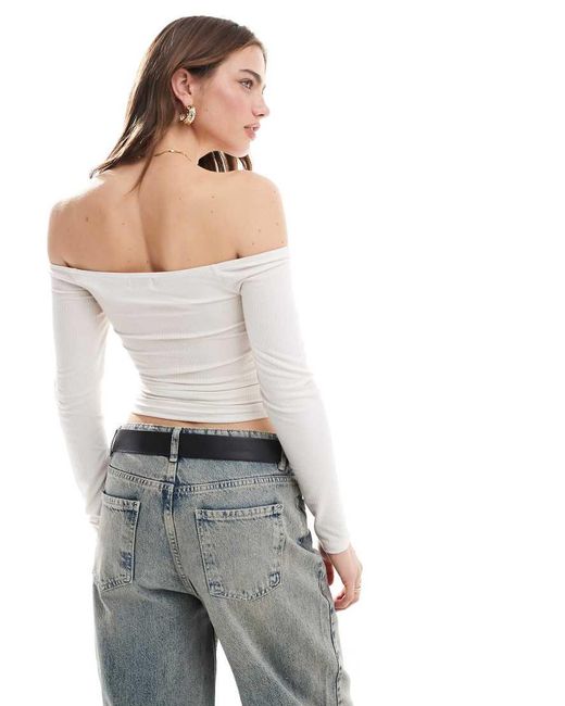 Top A Maniche Lunghe Color Crema Con Spalle Scoperte E Scollo A V di Miss Selfridge in White