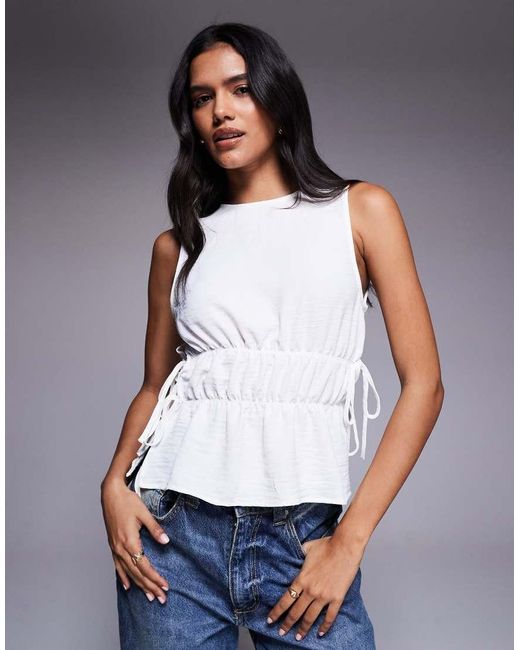 Top Con Dettagli Arricciati E Laccetti Laterali di ASOS in White