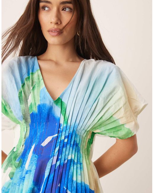 ASOS Blue – kurzärmliges midikleid mit v-ausschnitt, schmalen biesen und blauem rosen-print