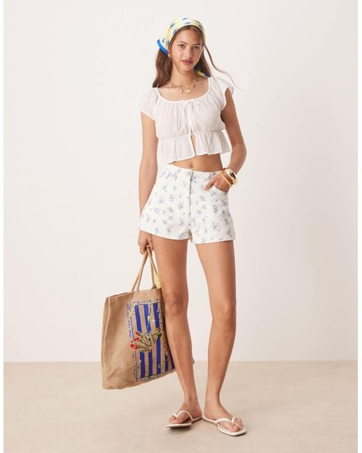 Short trapèze en jean à petites fleurs - bleu ASOS en coloris Blue