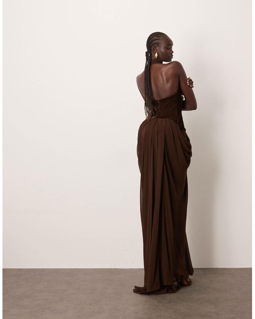Robe dos nu longue et cintrée à la taille en velours avec traîne et décolleté plongeant - chocolat ARRANGE en coloris Brown