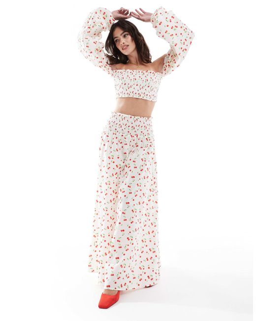 Jupe d'ensemble longue à taille froncée et imprimé cerises ASOS en coloris White