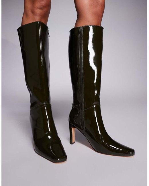 Public Desire Pose in het Black