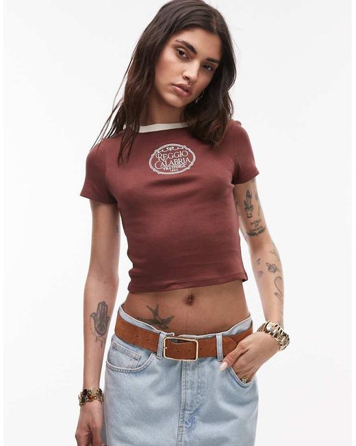 Camiseta Con Diseño Encogido, Ribetes Y Detalle Bordado "Reggio Calabria" De TOPSHOP de color Red