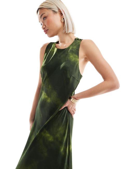 Aware - robe longue en satin imprimé abstrait Vero Moda en coloris Green