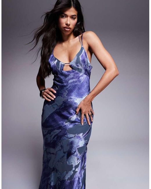 Vestido Largo De Tirantes Con Bajo Asimétrico Y Devoré De ASOS de color Blue