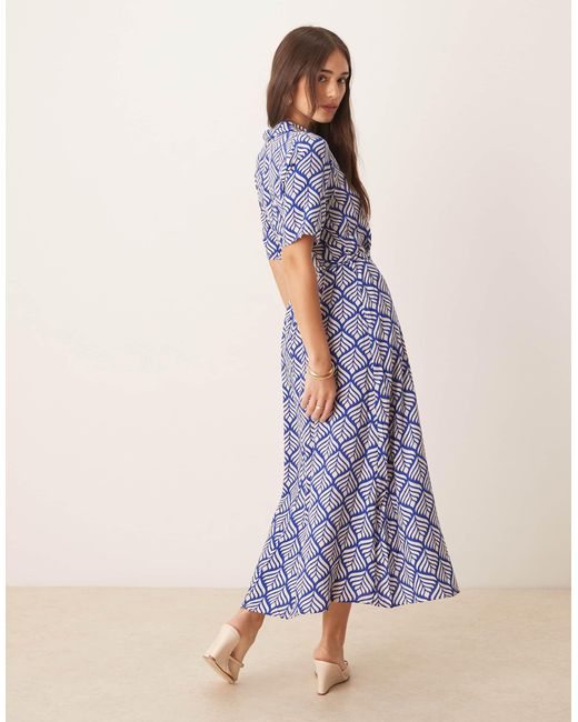 Robe chemise mi-longue imprimée avec liens à la taille Jdy en coloris Blue