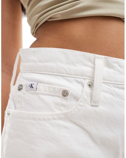 Mom shorts di jeans lavaggio bianco di Calvin Klein in White