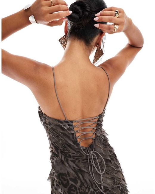 Vestido Largo Monocromático De Tirantes Con Estampado Animal, Volantes Y Bordes Sin Rematar De Tejido Texturizado De ASOS de color Brown