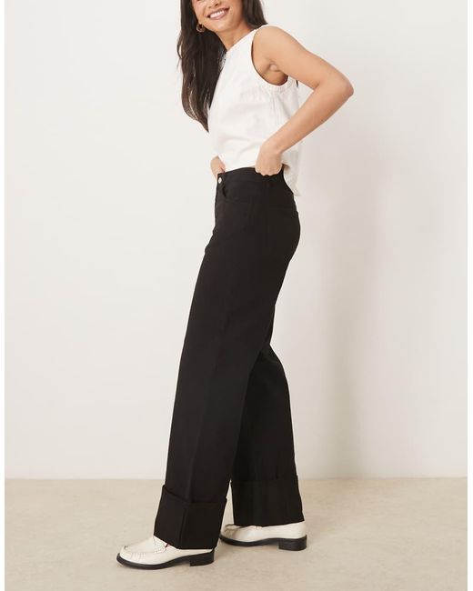 Vaqueros Negros Con Bajos Vueltos De ASOS de color Black