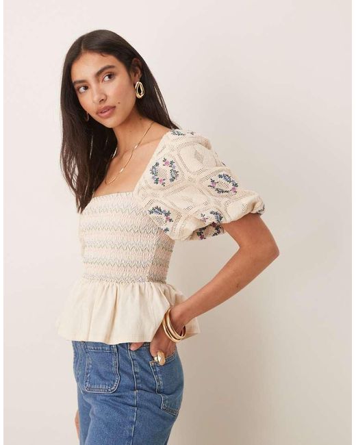 Top Blanco Fruncido Con Sobrefalda En El Bajo Y Mangas Abullonadas De ASOS de color Blue