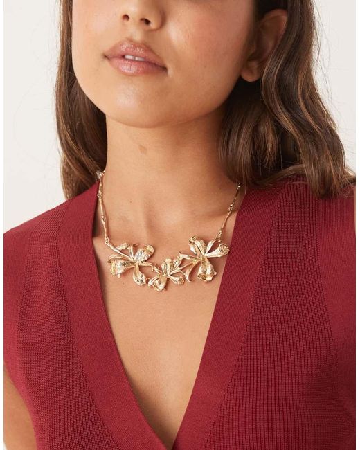 Collar Con Detalle De Tres Flores Grandes De ASOS de color Red
