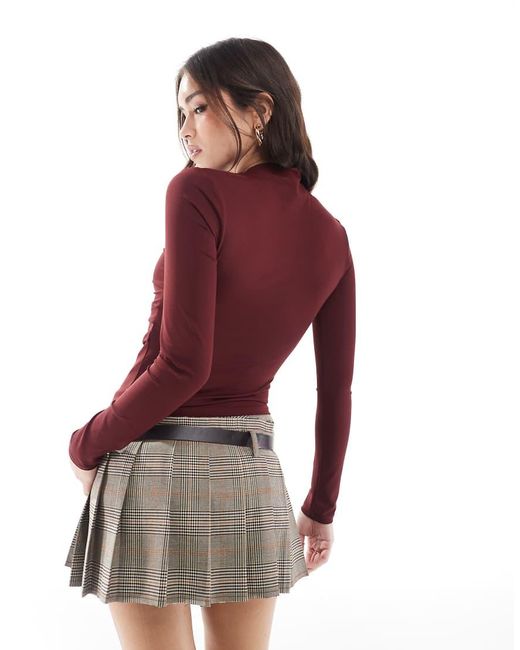 Top Accollato A Maniche Lunghe Modellante Color Bordeaux di Stradivarius in Red