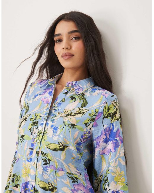 Robe chemise courte à ourlet fluide et imprimé fleuri - bleu Y.A.S en coloris Blue