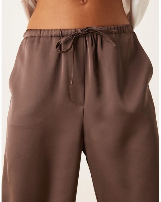 Pantalon en satin à cordon Pretty Lavish en coloris Natural