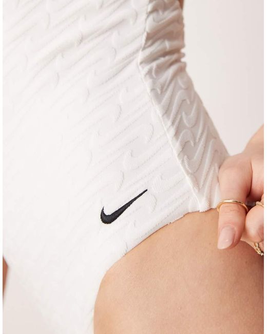 Nike di Nike in White