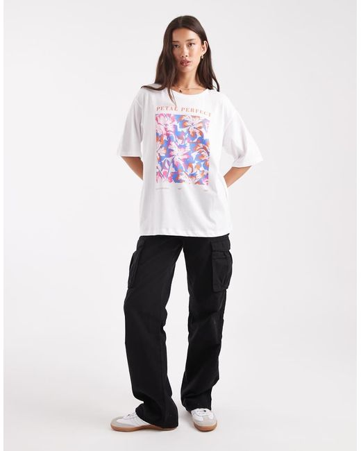 T-Shirt Oversize Bianca Con Grafica Di Petali di ONLY in White