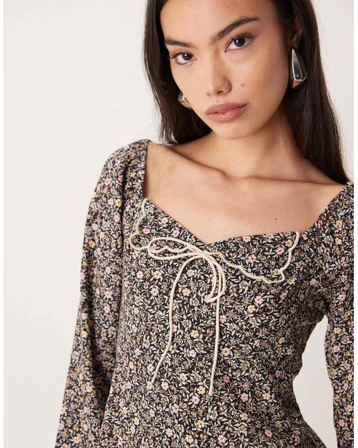 Top Con Estampado Floral, Escote Corazón, Solapas Festoneadas Y Detalle De Lazada Winslet De Nobody's Child de color Natural