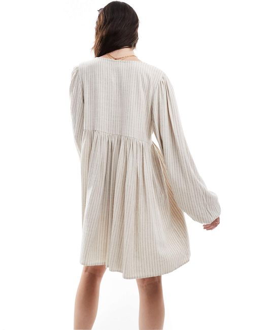 Robe babydoll courte en aspect lin avec col v et fines rayures noir sable ASOS en coloris Blanc Lyst