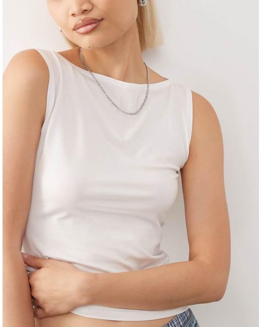 Top Sin Mangas Con Cuello Barco De Tejido Muy Suave Annie De Weekday de color White