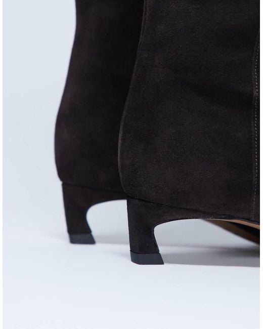 Botas Por La Rodilla Marrón Con Puntera Fina De Ante Premium Sophie De TOPSHOP de color Black