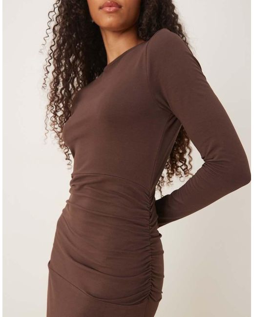 Vestito Lungo A Maniche Lunghe Color Cioccolato Con Vita Scesa E Arricciatura di ASOS in Natural