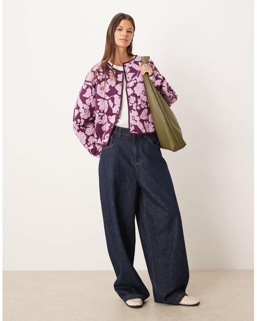 Veste matelassée avec imprimé fleuri sur l'ensemble - prune ASOS en coloris Red