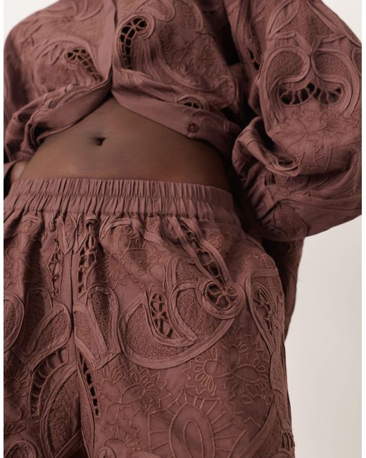 Short d'ensemble en coton à fleurs brodées et ajourées effet miroir - chocolat ARRANGE en coloris Brown