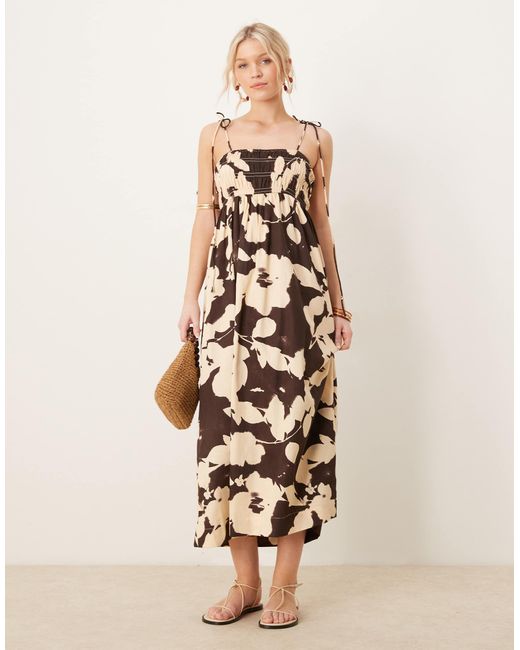 Robe longue satinée en coton avec buste froncé - imprimé fleurs ASOS en coloris Natural