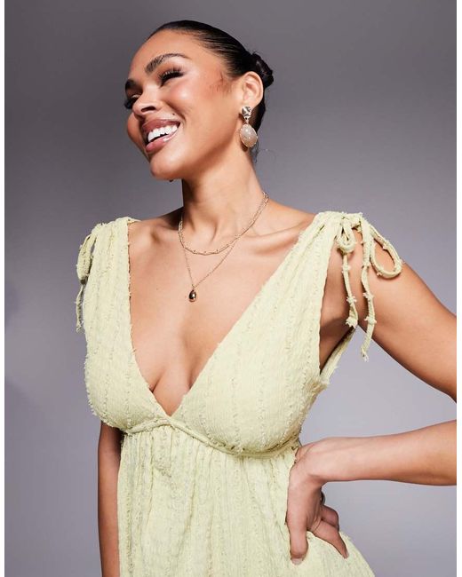 Vestido Midi Salvia De Corte Trapecio Con Escote De Pico Pronunciado De Tejido Texturizado De ASOS de color Metallic