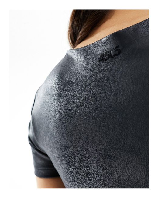 T-shirt en similicuir craquelé avec encolure dégagée et soutien-gorge intégré ASOS 4505 en coloris Black