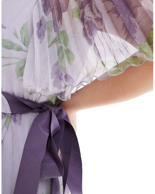 Vestido midi lila plisado con mangas kimono, estampado floral y lazada en la cintura exclusivo ASOS de color White