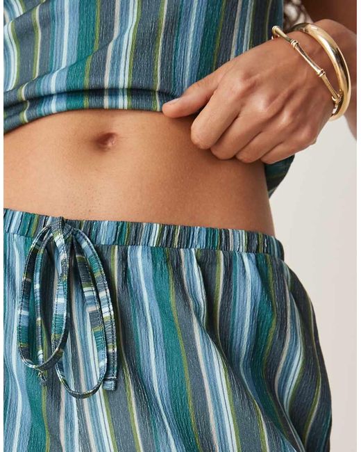 Pantaloni A Fondo Ampio A Vita Medio Alta Blu E Verdi Testurizzati A Righe di ASOS in Blue