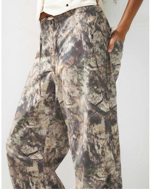Pantalon parachute à imprimé feuillage Pull&Bear en coloris Brown
