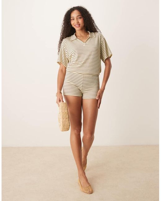 Top A Maniche Corte Stile Rugby Con Colletto A Righe Color Giallo E Cioccolato di ASOS in Multicolor