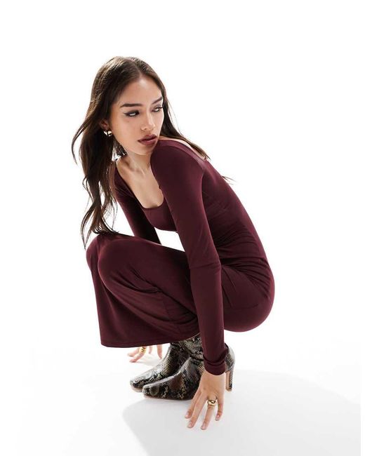 Vestito Fasciante A Maniche Lunghe Bordeaux Con Scollo Squadrato E Gonna Al Polpaccio di Bershka in Red