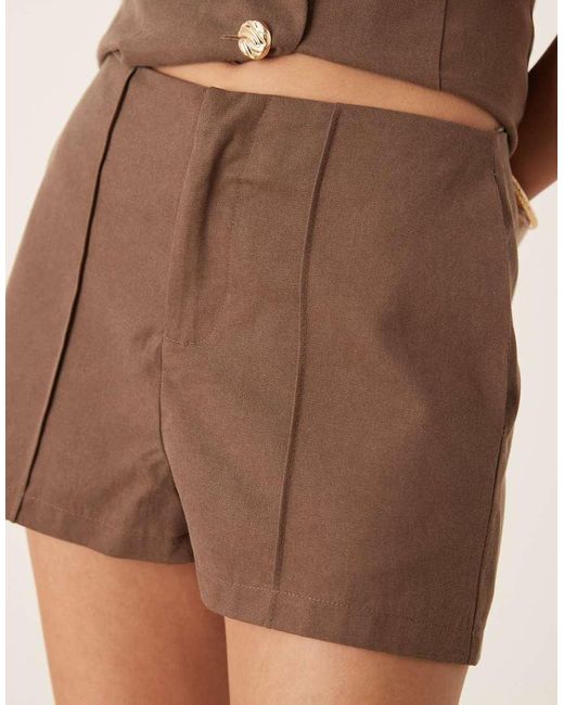 SNDY'S Short Met Linnenlook En Geplooide Voorkant in het Natural