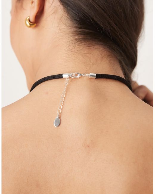 Accessorize Natural – farbene kordel-halskette mit auffälligem wirbel-muschel-anhänger