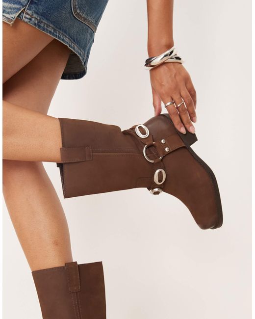 ASOS Natural – chase – kniehohe boho-stiefel aus schokoem nubukleder mit metallriemen