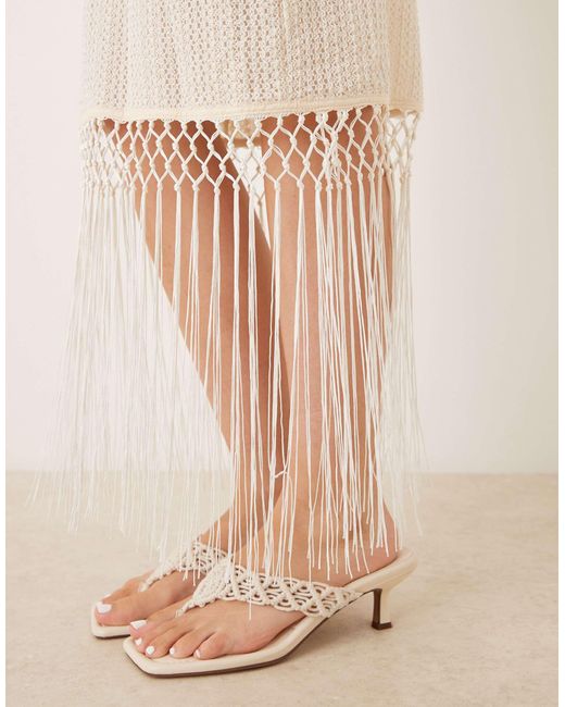 Robe mi-longue en maille crochetée avec dos ouvert et ourlet à franges - crème Amy Lynn en coloris Natural