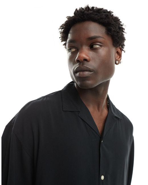 Camisa negra extragrande con cuello ADPT de hombre de color Black