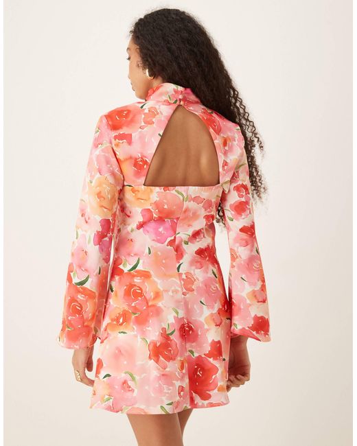 Robe courte en satin à fleurs avec découpes et col montant Y.A.S en coloris Red